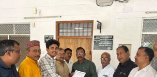 दवा व्यवसायियों की 20 मई को देशव्यापी हड़ताल:बस्ती में बीडीसीए ने जिलाधिकारी को ज्ञापन सौंपा