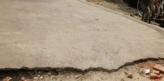 डुमरियागंज में मानकों के विपरीत सड़क निर्माण का आरोप:आए दिन हादसे, ई-रिक्शा तक पलट रहे, ग्रामीण ने पुनर्निर्माण की मांग की