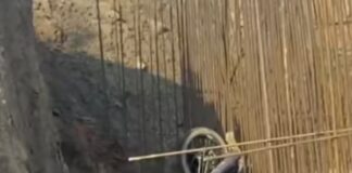 खेसरहा में निर्माणाधीन पुल से 15 फीट नीचे गिरी बाइक:तीन युवक सवार थे, मामूली चोटें आईं; तेज रफ्तार होने से हादसा