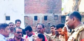 वाल्टरगंज में प्रेमी की बेरुखी से टावर पर चढ़ी युवती:चार घंटे चला हाई वोल्टेज ड्रामा, प्रेमी के पहुंचने पर नीचे उतरी