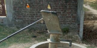 नासिरगंज में पेयजल संकट गहराया:करबला के पास दो सरकारी हैंडपंप खराब पड़े