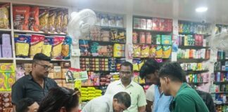 ठूठीबारी में श्रम विभाग की छापेमारी:पांच दुकानों में मिले 10 किशोर श्रमिक, मालिकों से नोटिस जारी कर मांगा जवाब