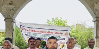 महराजगंज में ठगी पीड़ितों ने DM को सौंपा ज्ञापन:भुगतान की मांग, संसद घेराव की चेतावनी