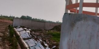 बस्ती में जल जीवन मिशन की दीवार गिरी:आंधी से ढही पानी टंकी की बाउंड्री वॉल, गुणवत्ता पर सवाल