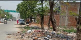 बदला चौराहा के पास सड़क किनारे कूड़े का ढेर:बहराइच-जमुनहा मुख्य मार्ग पर गंदगी, राहगीर व स्थानीय लोग परेशान