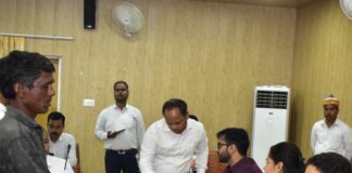 श्रावस्ती में आयुक्त दुर्गा शक्ति नागपाल का सघन दौरा:संध्या संवाद कार्यक्रम मे जनसुनवाई, बाढ़ तैयारियों और निर्माण कार्यों की गुणवत्ता जांची