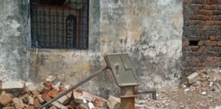 पुलिस चौकी के पीछे महीनों से ठप सरकारी हैंडपंप:नासिरगंज में जल निकासी जाम, चबूतरा टूटा; भीषण गर्मी में पानी को तरस रहे लोग