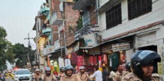 बहराइच एसपी विश्वजीत श्रीवास्तव ने किया फ्लैग मार्च:ईद उल अजहा के मद्देनजर नानपारा में शांति की अपील