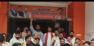 पश्चिम बंगाल चुनाव जीत पर भाजपा कार्यकर्ताओं ने मनाया जश्न:बस्ती BJP कार्यलय पर आतिशबाजी और एक-दूसरे को मिठाई खिलाकर बधाई दिए