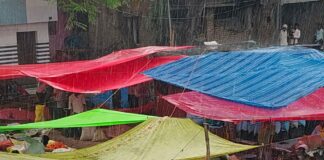 कटहरी खुर्द में साप्ताहिक बाजार बारिश से प्रभावित:दुकानदारों और ग्राहकों को आवागमन में परेशानी, सामान भीगने से व्यापारियों को नुकसान
