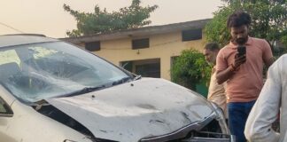 कठेला गरबी में फोर व्हीलर-बाइक टक्कर:अनियंत्रित फोर व्हीलर ने बाइक को मारी टक्कर, दो गंभीर घायल
