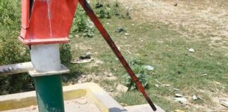 हनुमान गढ़ी बाजार का हैंडपंप खराब:महीनों से बंद, राहगीरों व ग्रामीणों को पानी की समस्या
