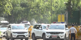 डेढ़ दर्जन गाड़ियों के काफिले संग निकले सीएम योगी,कोई साईकिल से चला तो कोई बुलेट से
