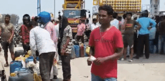 यूपी में पेट्रोल पंप पर मच्छरदानी लगाकर सो रहे लोग:महराजगंज, देवरिया में किल्लत, मऊ-संतकबीर नगर में पुलिस तैनात