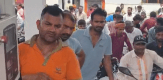 यूपी में पेट्रोल-डीजल की किल्लत तीसरे दिन बरकरार:महराजगंज में एक-एक किलोमीटर की लाइनें, पंपों पर ट्रैक्टर-ट्रालियों में गुजर रहीं रातें