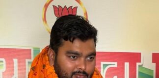 सिद्धार्थनगर में पेट्रोल पंप पर भाजपा नेता को धमकी:डीएम को फोन के बाद भी संचालक बोला- कोई कुछ नहीं बिगाड़ सकता
