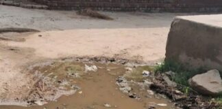 लक्ष्मणपुर मजरा अचरौरा शाहपुर में CC रोड पर जमा पानी:नाली नहीं बनी तो बढ़ी परेशानी, ग्रामीण बोले- बारिश में होगी दिक्कत