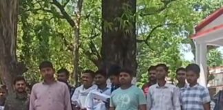 ग्रामीण क्षेत्रों में लगाई जाए जनगणना की ड्यूटी:तेजवापुर के पंचायत सहायकों ने डीएम को सौंपा ज्ञापन, शहरी क्षेत्रों में लगी ड्यूटी पर जताई आपत्ति