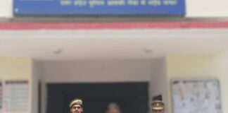 74 शीशी नेपाली शराब के साथ तस्कर गिरफ्तार:निचलौल में पुलिस ने गश्त के दौरान पकड़ा, आबकारी एक्ट में केस दर्ज