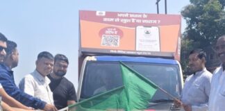 दैनिक भास्कर की प्रचार वैन रवाना:नौतनवा ब्लॉक प्रमुख ने दिखाई हरी झंडी; पंचायतों में प्रधान रेटिंग अभियान के बारे में बताएंगे