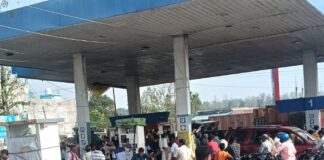 डीजल की किल्लत ने बिगाड़ी खेती की रफ्तार:महराजगंज में धान की नर्सरी व जुताई प्रभावित, किसान चिंतित