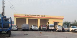 गिलौला बस स्टॉप पर नहीं रुकतीं बसें:यात्री परेशान, अवैध कब्जे की वजह से टैक्सी स्टैंड में बदला बस स्टॉप