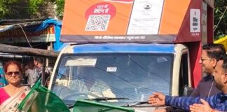 दैनिक भास्कर की प्रचार वैन रवाना:जिला अध्यक्ष अमित त्रिपाठी ने दिखाई हरी झंडी; पंचायतों में प्रधान रेटिंग अभियान के बारे में बताएंगे