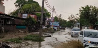 लालगंज में भारी बारिश से जलजमाव:महादेव चौराहे पर घुटनों तक पानी, राहगीर परेशान