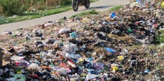 सोनबरसा गांव में दो साल से नहीं हुई सफाई:गंदगी से ग्रामीण परेशान, आवागमन में भी दिक्कतें