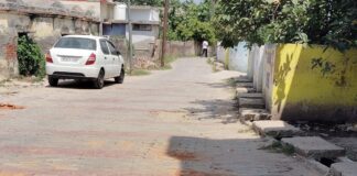 इकौना के गौतम नगर की सड़क गड्ढों में तब्दील:स्कूली बच्चों, बुजुर्गों और निवासियों को आवागमन में परेशानी