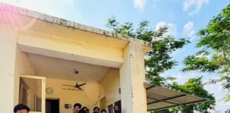 बस्ती के बारीजोत गांव में छह दिन से बिजली गुल:500 की आबादी अंधेरे में, ग्रामीणों ने उपकेंद्र पर किया प्रदर्शन