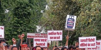 कमर्शियल गैस सिलेंडर महंगा, व्यापारियों का प्रदर्शन:शास्त्री चौक पर केंद्र सरकार का पुतला फूंका, कीमत घटाने की मांग