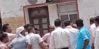 आंगनबाड़ी भर्ती में 25 हजार रिश्वत लेते सफाई कर्मचारी गिरफ्तार:एंटी करप्शन टीम ने बस्ती ब्लॉक परिसर में पकड़ा, लोगों ने गेट बंद किया