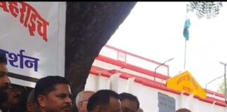 लखनऊ लाठीचार्ज के विरोध में अधिवक्ताओं का प्रदर्शन:बहराइच में वकीलों ने नारेबाजी कर राष्ट्रपति को सौंपा ज्ञापन