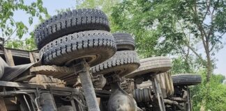 बेवां-भड़रिया मार्ग पर धान लदा ट्रक पलटा:बोलेरो को बचाने में हुआ हादसा, चालक को मामूली चोटें