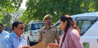 श्रावस्ती में संभावित बाढ़ से पूर्व प्रशासन अलर्ट:डीएम ने मधवापुर घाट का निरीक्षण किया, क्षतिग्रस्त सड़कों की मरम्मत और कटान रोकने के दिए सख्त निर्देश