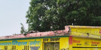 महेशपुर गांव में 2लाख के सामुदायिक शौचालय पर ताला:कई सालों से बंद, ग्रामीणों को नहीं मिल रहा लाभ