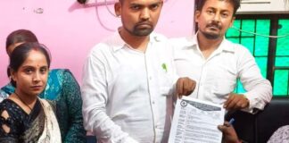 कप्तानगंज में NHM कर्मचारियों को 3 माह से वेतन नहीं:प्रभारी चिकित्सा अधिकारी को सौंपा ज्ञापन, स्थायी समाधान की मांग