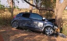 पेड़ से टकराई तेज रफ्तार कार, चालक की मौत, 3 बच्चों समेत 5 घायल
