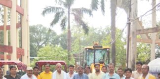 नौतनवा पालिका ने सफाई अभियान को दिए नए उपकरण:स्वच्छ सर्वेक्षण के लिए जेसीबी और दो ट्रैक्टर खरीदे