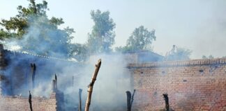 बाघानाला गांव में भीषण आग, लाखों का सामान खाक:घर के छप्पर में लगी आग से मोटरसाइकिल, गृहस्थी जली