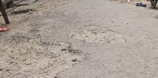 महराजगंज दलित बस्ती की सड़क गड्ढों में तब्दील:स्थानीय लोगों में आक्रोश, प्रशासन से की मरम्मत की मांग