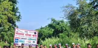 महराजगंज में भारत-नेपाल सीमा पर सुरक्षा बलों ने की सफाई:स्वच्छता अभियान चलाकर दिया आपसी सहयोग का संदेश