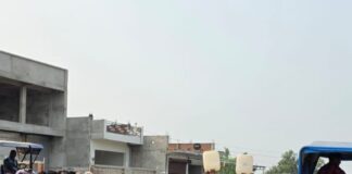 किसान गैलन में डीजल न मिलने से नाराज:महराजगंज के घुघली-सिसवा मार्ग पर जाम, पुलिस ने कराया खत्म