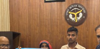 महसी में पीड़ित परिवार को 4 लाख की आर्थिक मदद:आंधी में युवक की मौत हुई थी, विधायक सुरेश्वर सिंह ने चेक सौंपा