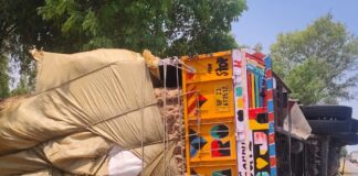 श्रावस्ती में ओवरलोड ट्रक पलटा:NH-730 पर अनियंत्रित होकर पलटने से बड़ा हादसा टला