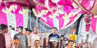 शिव मंदिर में आयोजित भंडारे में भक्तों ने भाग लिया:भारत भारी में भगवान भोलेनाथ का लिया आशीर्वाद, क्षेत्र की समृद्धि के लिए किया पूजा अर्चना