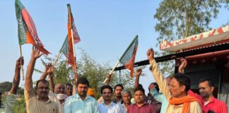 भाजपा की तीन राज्यों में जीत के कार्यकर्ता उत्साहित:गिलौला में जश्न का माहौल, मिठाई खिलाकर मुंह मीठा कराया गया