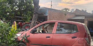 बस्ती में कार पेड़ से टकराई, चालक घायल:मोहम्मद नगर चौराहे पर हुआ हादसा, तीन अन्य को मामूली चोटें