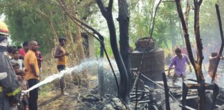 श्रावस्ती में आग से दो घर जले:लाखों का गृहस्थी सामान, अनाज और जेवर राख हुए